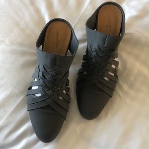 Universal Thread Gray Heeled Sandal